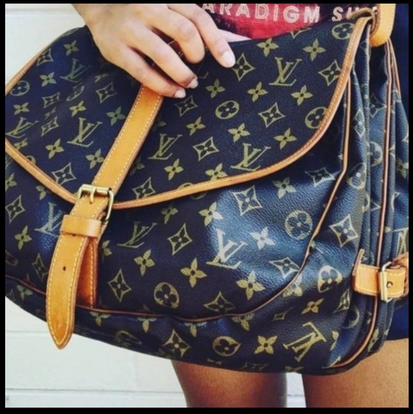 Louis Vuitton Handbags - 💯 Auth LV Saumur 35